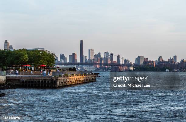 twilight view of williamsburg and downtown brooklyn - hunters point long island city stockfoto's en -beelden