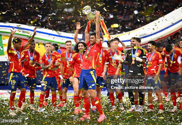 Soccer, UEFA Euro 2024, European Championship, Final, Spain - England, Olympiastadion Berlin, Spain's Rodri celebrates with the trophy after winning...