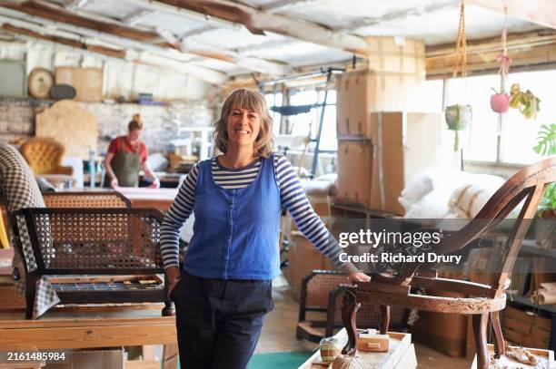 a portrait of an upholsterer in her workshop - personas en el fondo fotografías e imágenes de stock