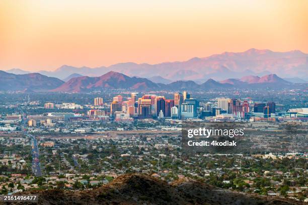 skyline von phoenix, arizona, usa - arizona stock-fotos und bilder