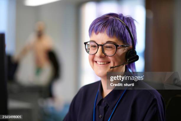 customer helpline - cabello morado fotografías e imágenes de stock