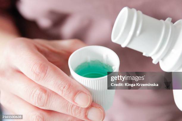 mouthwash - mundspülung stock-fotos und bilder