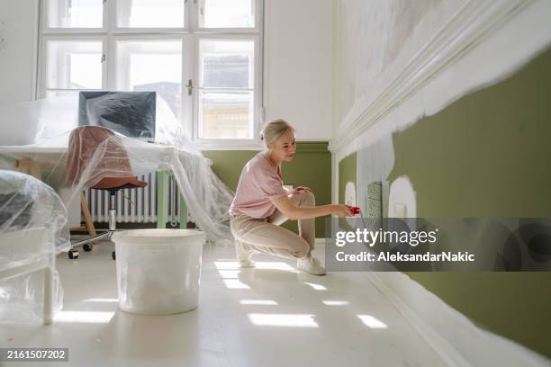 diy: a woman's painting her own apartment - måla bildbanksfoton och bilder
