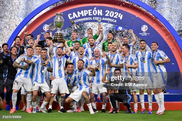Franco Armani of Argentina, Lucas Martinez Quarta of Argentina, Nico Tagliafico of Argentina, Gonzalo Montiel of Argentina, Leandro Paredes of...