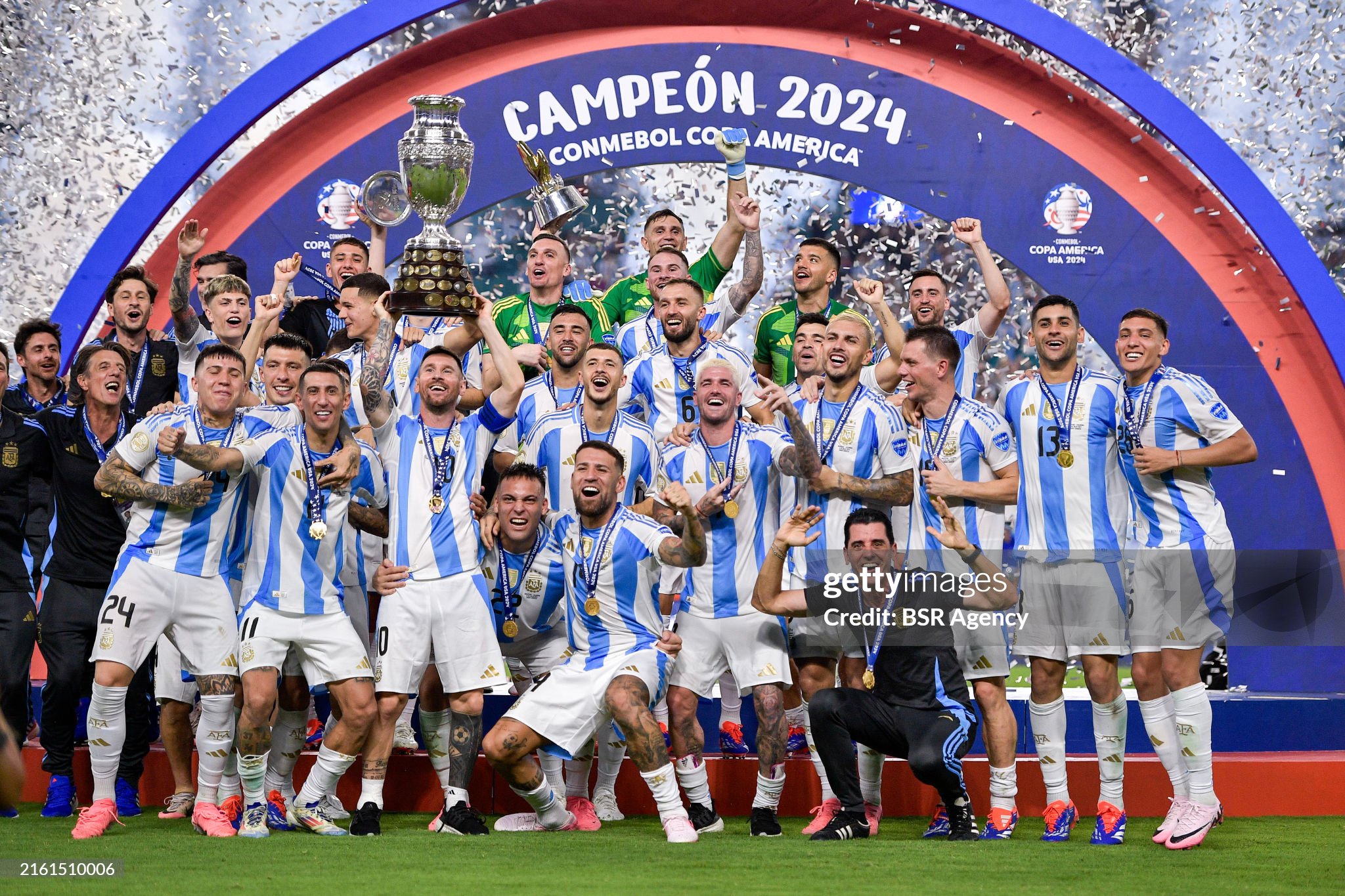 Success coach Scaloni expresses his concerns after the 'eternal hug' with Messi