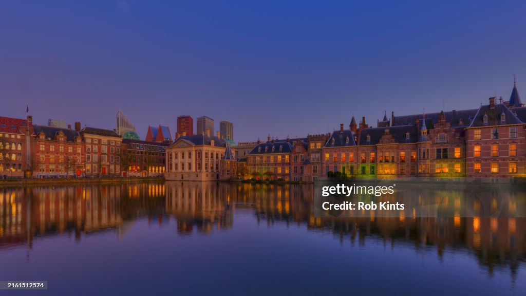 Binnenhof with Het Torentje and Mauritshuis and modern government buildings at night