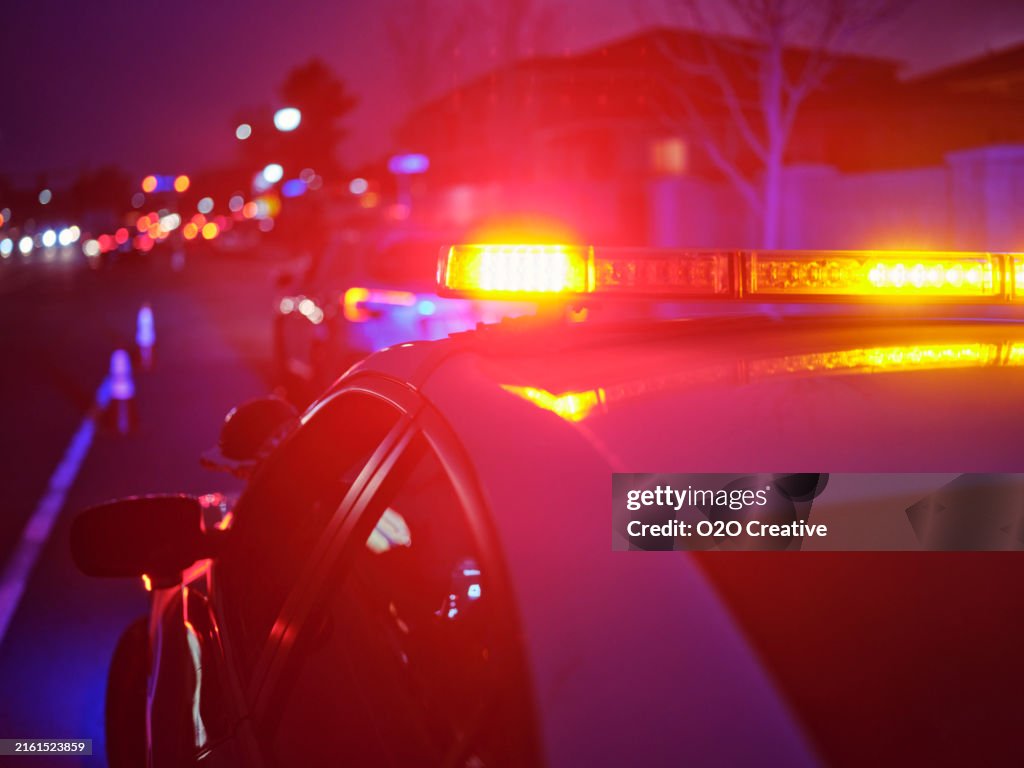 Polizeiauto hielt nachts auf einer Straße mit Notbeleuchtung an