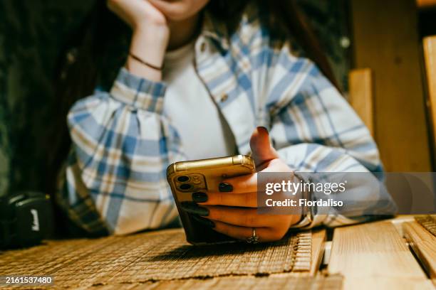 portrait of girl with mobile phone - générique photos et images de collection