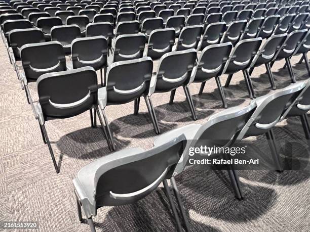 large group of empty seats - aula stock-fotos und bilder