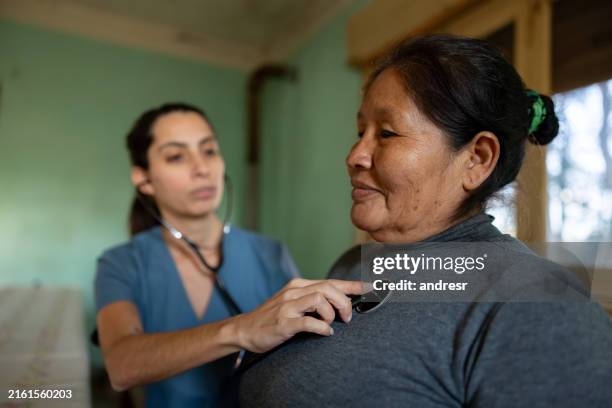 mulher latino-americana fazendo um exame médico em casa - países-em-desenvolvimento - fotografias e filmes do acervo