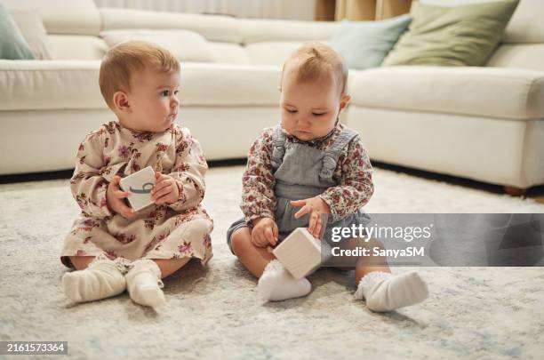 hermoso twin sisters - sólo bebés fotografías e imágenes de stock