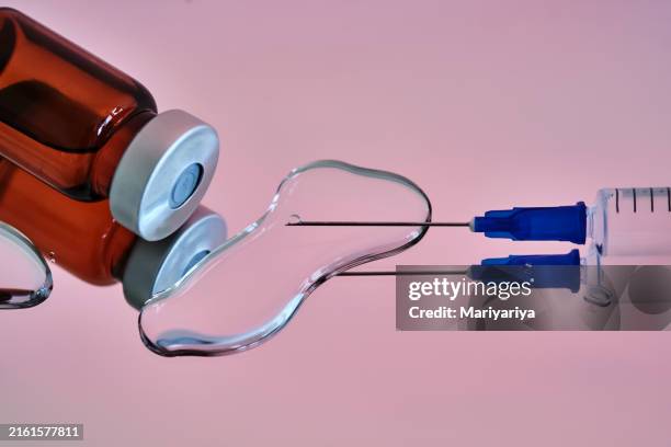 bottles for injections and a syringe with a needle on a pink background. - schönheitsoperation stock-fotos und bilder