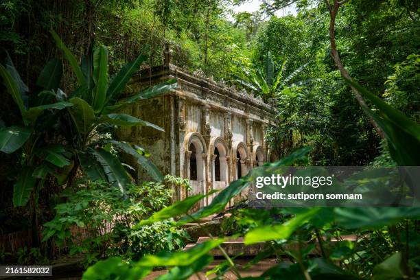 wat pha lat the secret jungle temple of chinag mai, thailand. - província de chiang mai - fotografias e filmes do acervo