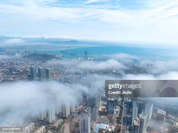 looking down at the city through the cloud - stratosphäre stock-fotos und bilder