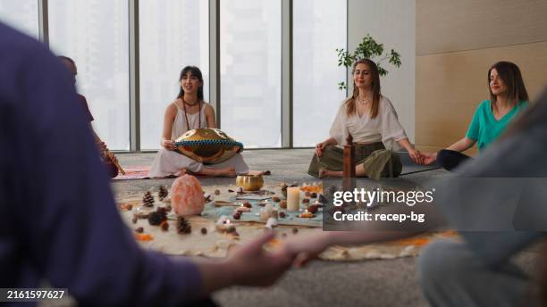 artisti e gruppo di persone che partecipano alla sessione di musica e terapia del suono - bilancia strumento foto e immagini stock