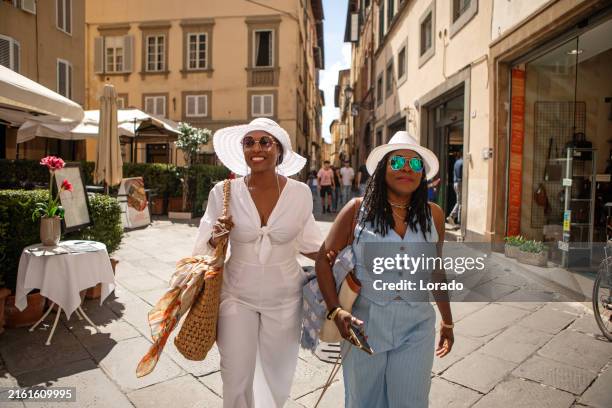 two black female sisters sightseeing in lucca - tuscany stock pictures, royalty-free photos & images