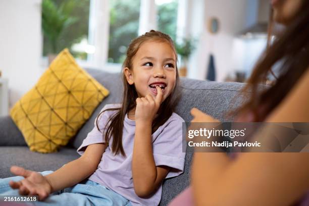 niña sonriente mostrando a su madre un espacio entre dientes - ratoncito pérez fotografías e imágenes de stock