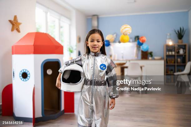 retrato de una chica en traje espacial que sueña con convertirse en astronauta algún día - disfraz fotografías e imágenes de stock