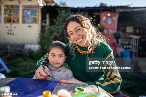 portrait d’un enseignant et d’un élève faisant une activité de peinture à la fondation pour enfants - altruisme photos et images de collection