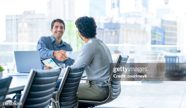 due, uomini d'affari, che lavorano, su, uno, tablet digitale, e computer portatile, in, il, ufficio, in, uno, sala riunioni, in, uno, sala riunioni, in, uno, tablet, digitale, e, computer portatile, in, uno, uno, sala riunioni, - consulenza fiscale foto e immagini stock