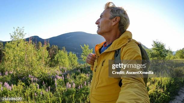 älterer mann wandert weg in den bergen - vorruhestand stock-fotos und bilder