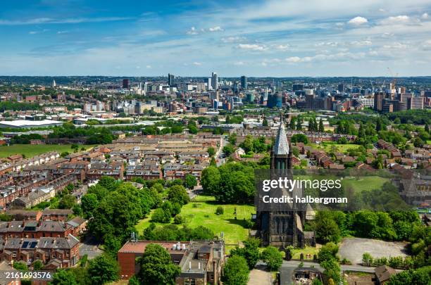 l’église saint-barthélemy surplombant le paysage urbain de leeds en été - leeds photos et images de collection