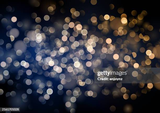 ilustraciones, imágenes clip art, dibujos animados e iconos de stock de fondo de ilustración vectorial de luces de navidad borrosas doradas brillantes - cadena de luces