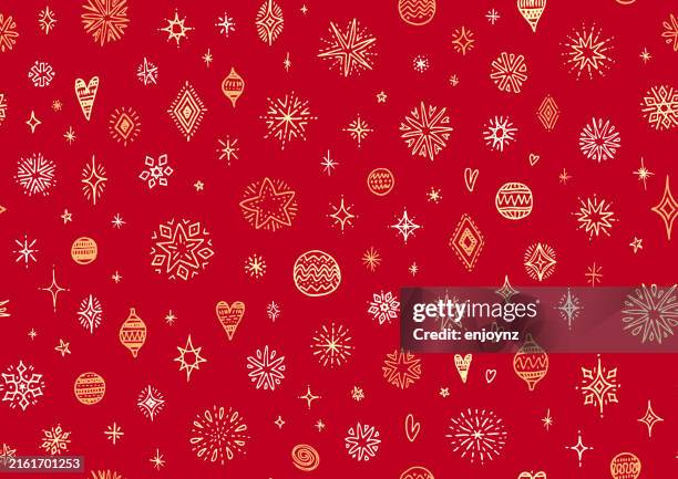 illustrations, cliparts, dessins animés et icônes de boules de noël rouges sans couture, étoiles et flocons de neige fond vectoriel - papier cadeau de noël