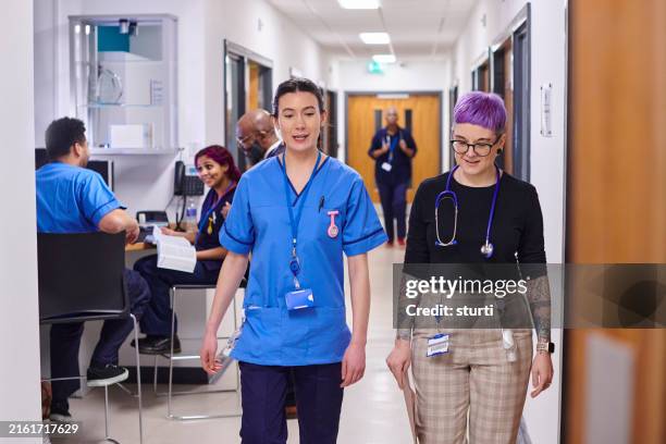 puesto de enfermería en la sala del hospital - cabello morado fotografías e imágenes de stock