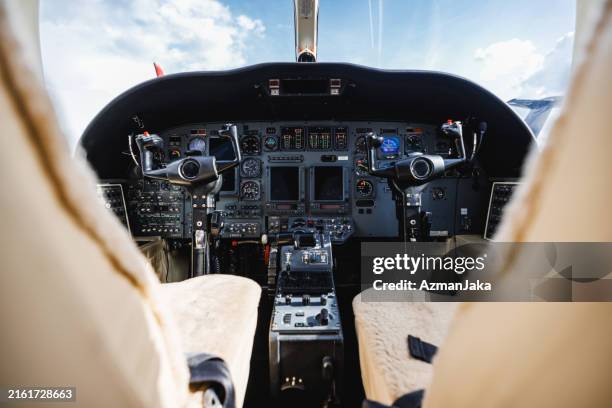 luxury private jet cockpit interior - flight-instruments stockfoto's en -beelden