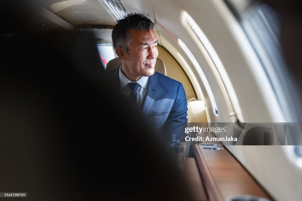 Exitoso ejecutivo de negocios contemplando en jet privado