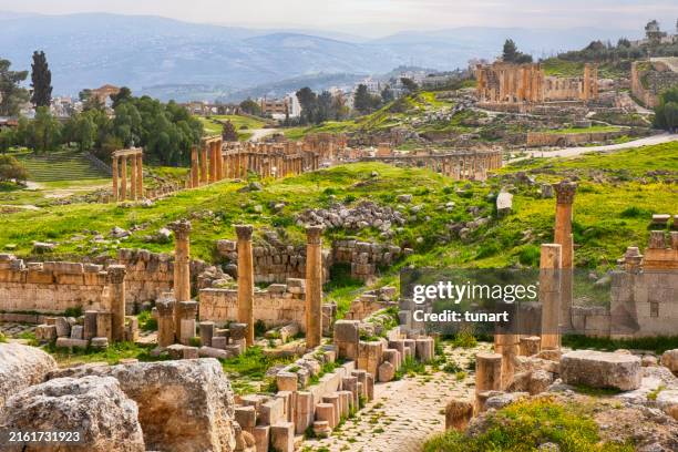 ruinas de la antigua ciudad de jerash (gerasa), jordania - corintio estilo clásico griego fotografías e imágenes de stock