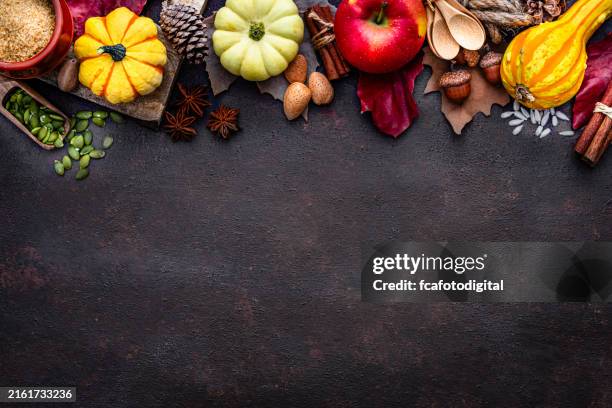 fondo de decoración de otoño o acción de gracias con pumkins y hojas de otoño. espacio de copia - thanksgiving fotografías e imágenes de stock