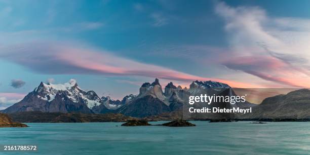 amanecer en torres del paine - parque nacional de torres del paine fotografías e imágenes de stock
