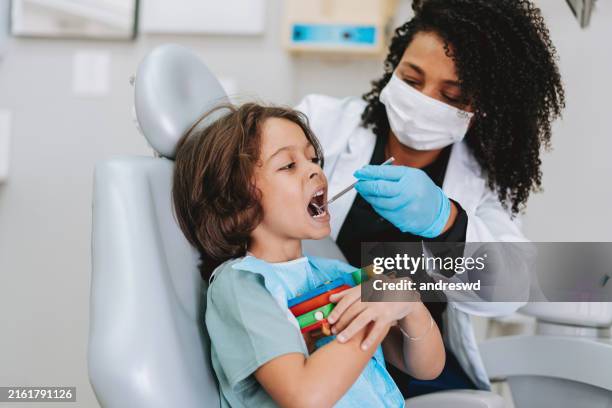 niño en el consultorio dental - odontopediatría fotografías e imágenes de stock