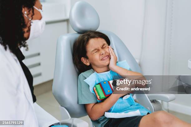 bambino con mal di denti - otturazione dentale foto e immagini stock