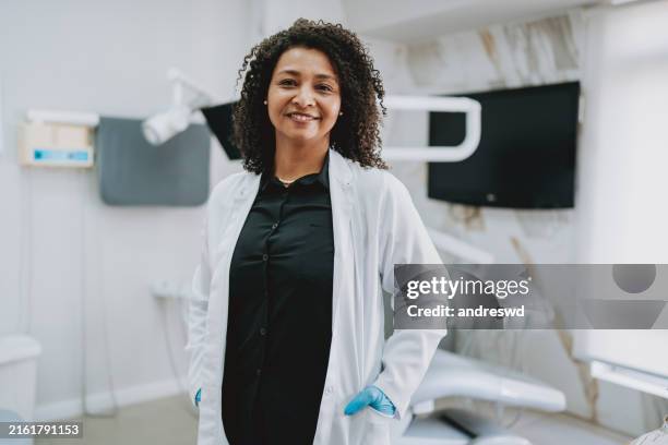 portrait d’une femme dentiste médecin - dentiste photos et images de collection