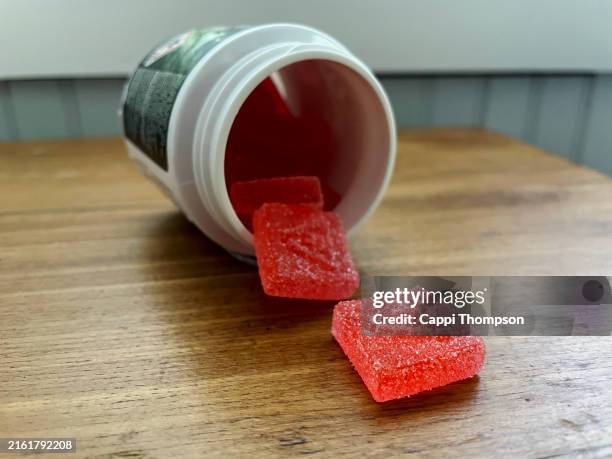 cannabis edible gummies - bonbon stock-fotos und bilder