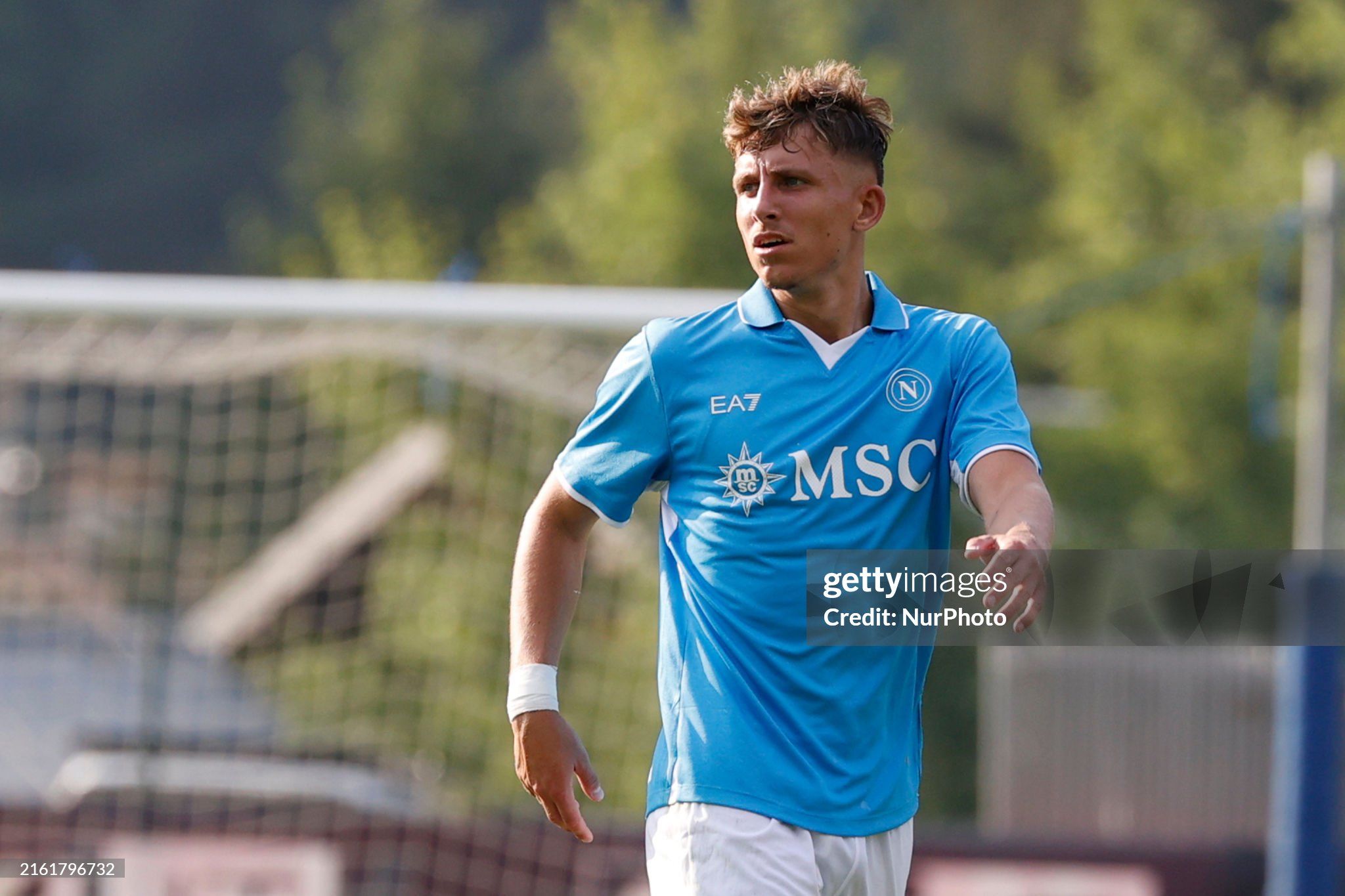 Napoli loans winger to Everton with an option to buy