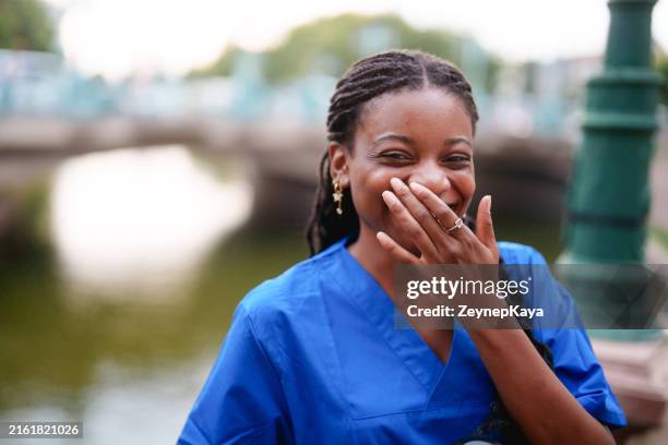 portraits de style de vie de travailleurs de la santé dans la rue. - un jour comme les autres images en série photos et images de collection