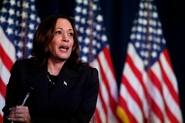 La vicepresidenta Harris celebra un acto de campaña en Kalamazoo, Michigan
