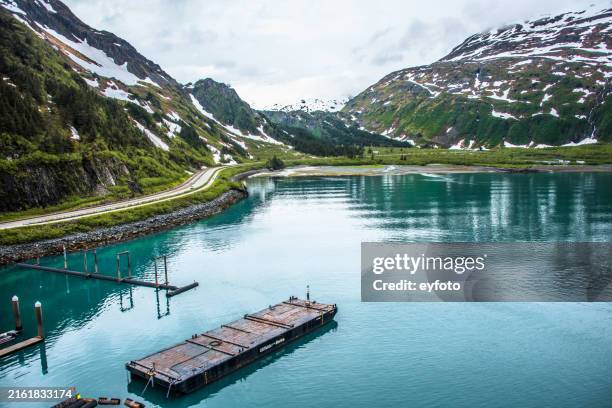 autopista y puerto deportivo, whittier, alaska - montañas de chugach fotografías e imágenes de stock