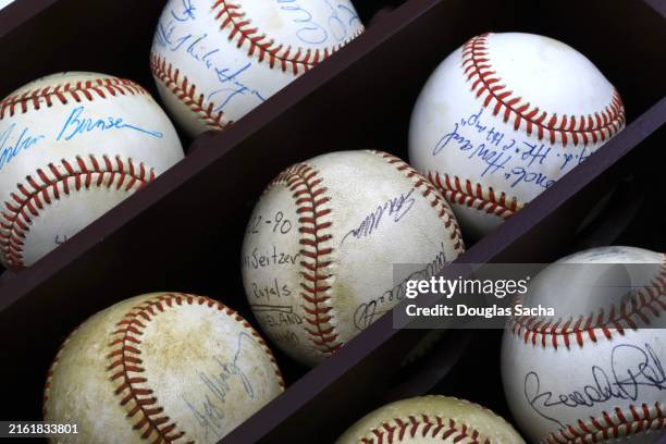 sports memorabilia, baseball display with autographs - negozio di souvenir foto e immagini stock