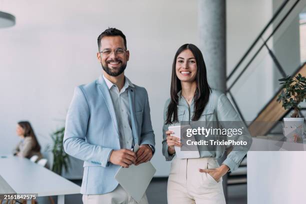 geschäftsleute im büro. - business people stock-fotos und bilder