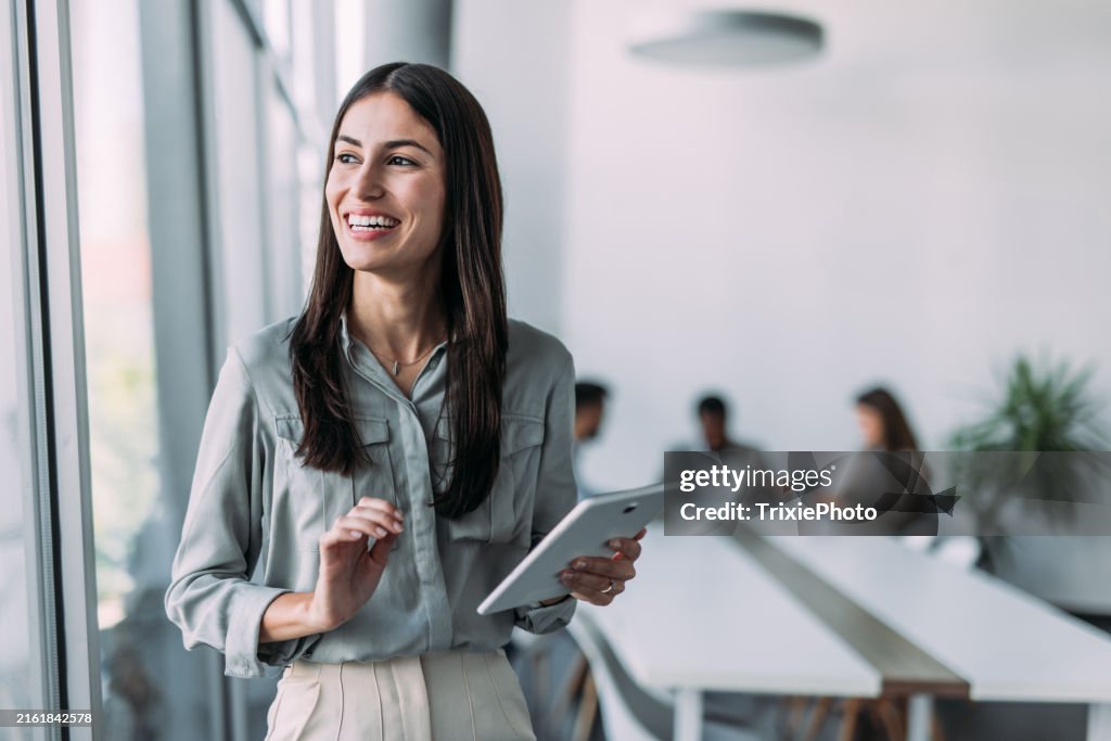 Una empresaria exitosa en la oficina.