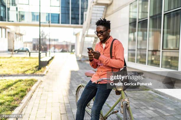 young man using cell phone - banco eletrónico imagens e fotografias de stock