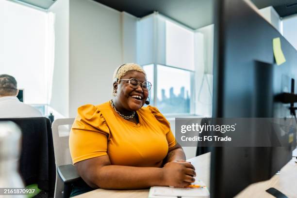 customer service representative working on the office - woman with short blonde hair stock pictures, royalty-free photos & images