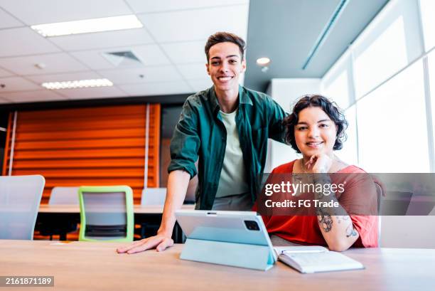 retrato de colegas de trabalho no escritório - colega de trabalho papel humano - fotografias e filmes do acervo