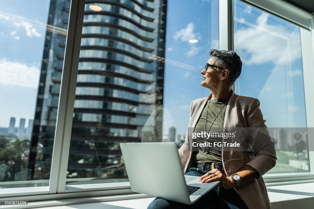 Geschäftsfrau denkt über das Büro nach