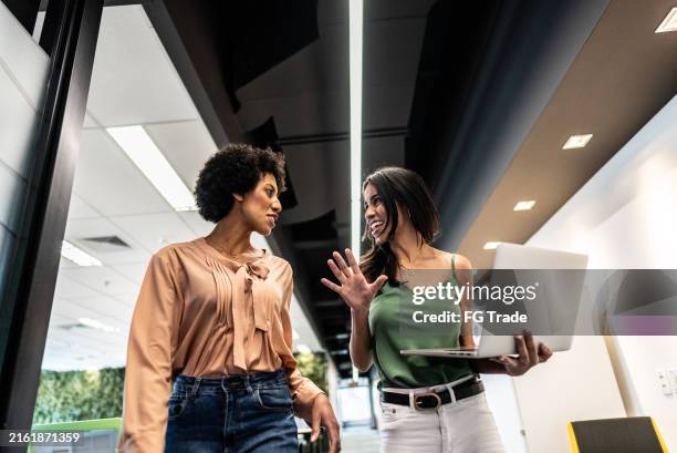 coworkers talking on the office - vorm van communicatie stockfoto's en -beelden